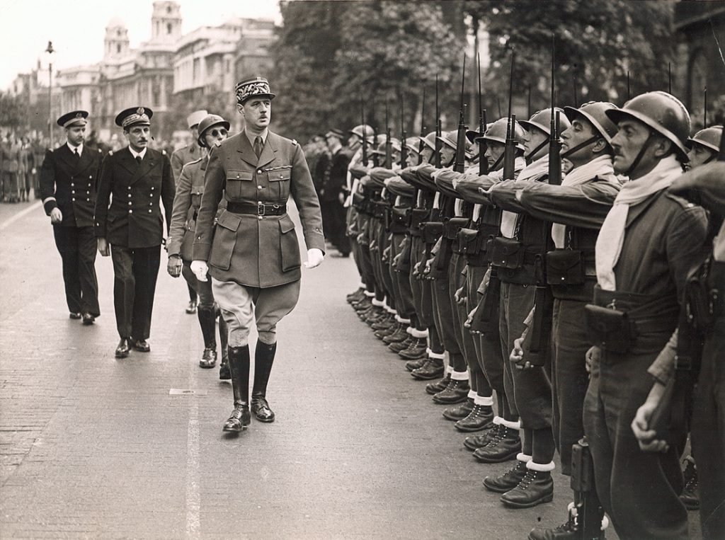 Le général de Gaulle passe en revue à Londres les premiers éléments de la France Libre, 14 juillet 1940