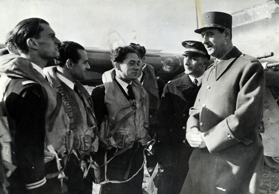 Le général de Gaulle avec les pilotes des Forces aériennes françaises libres à Manston (Grande-Bretagne), 29 octobre 1941