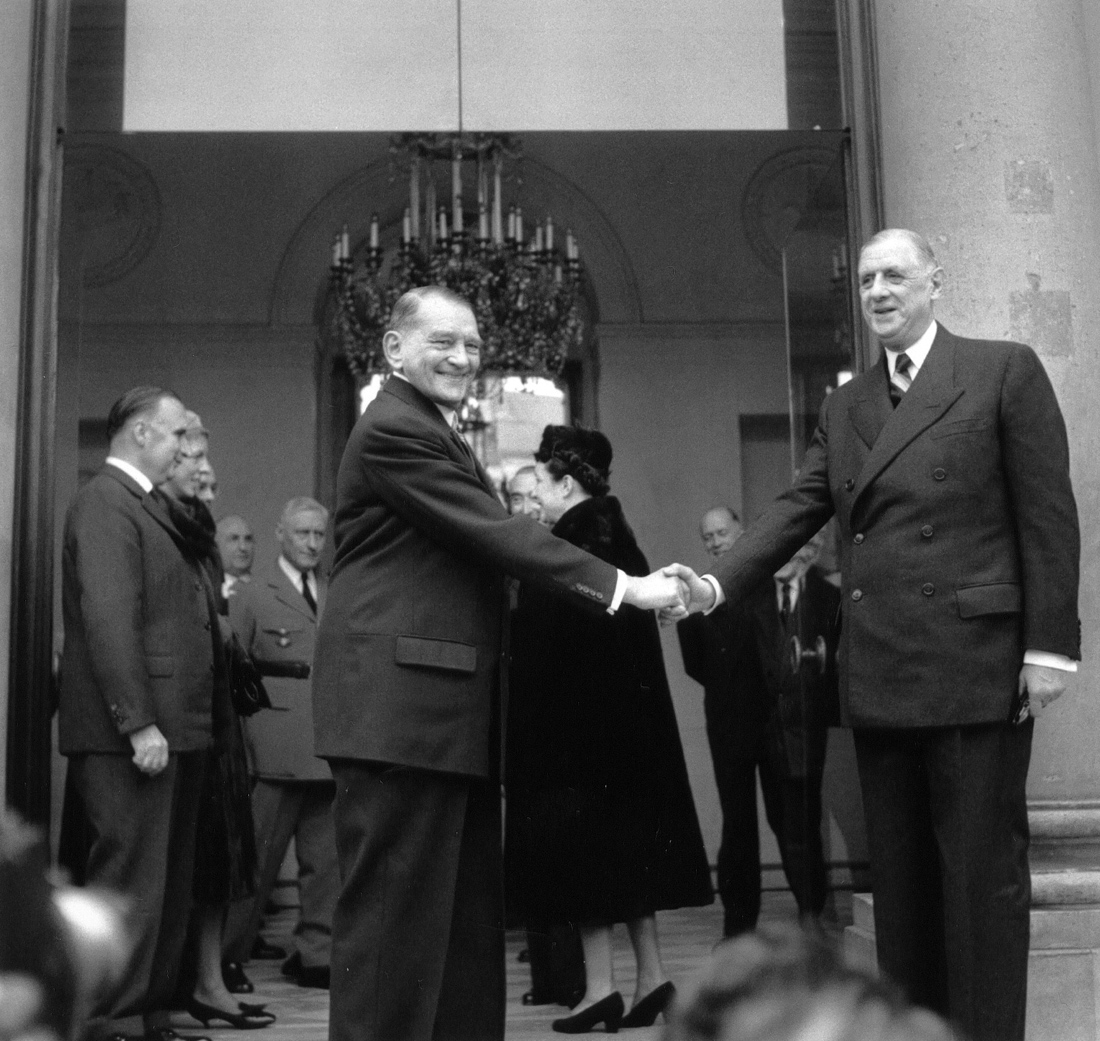 Le général de Gaulle et le président Coty à l’Elysée