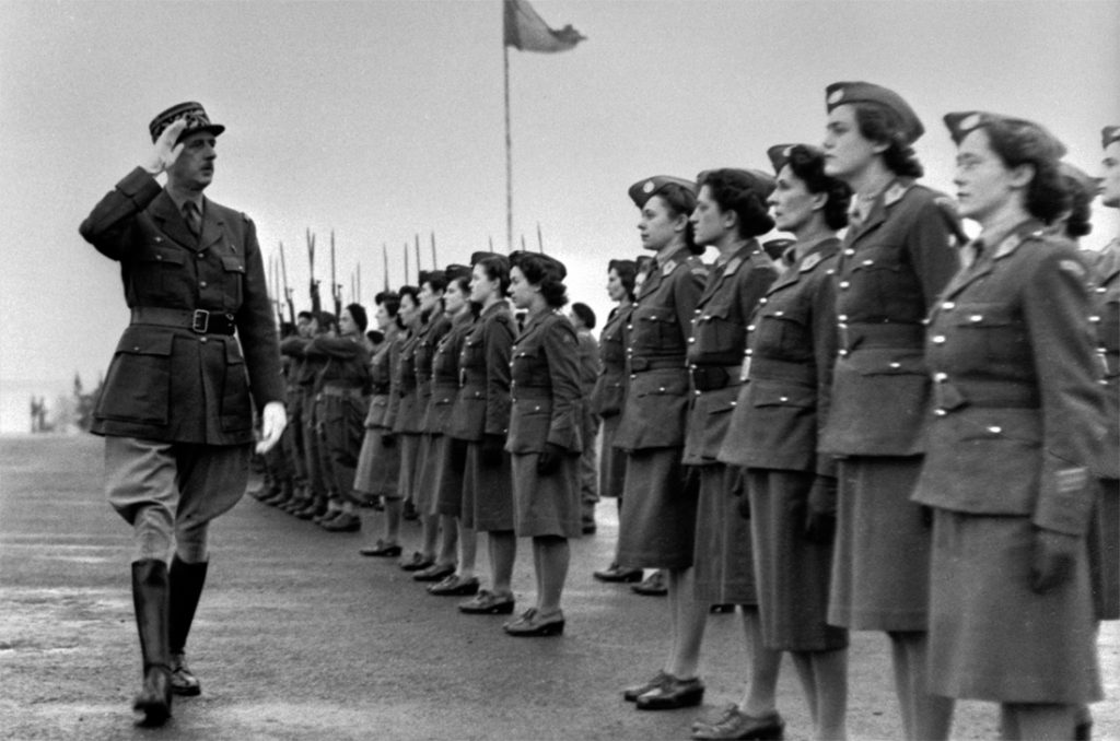 Le général de Gaulle passant en revue les Volontaires féminines des Forces Françaises Libres