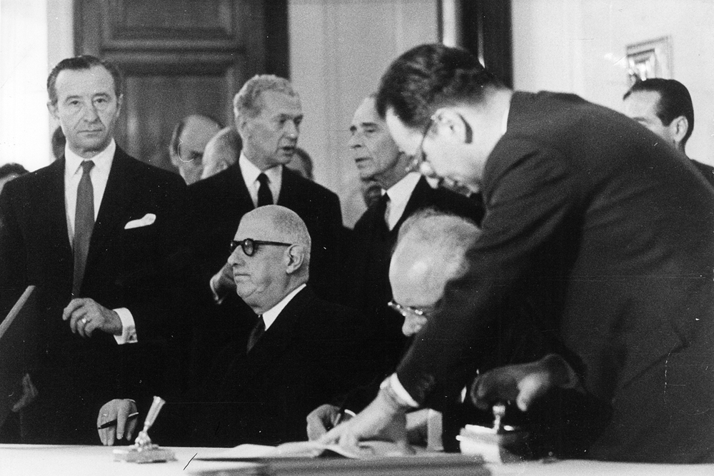 De Gaulle signe les accords franco-soviétiques de coopération en 1966