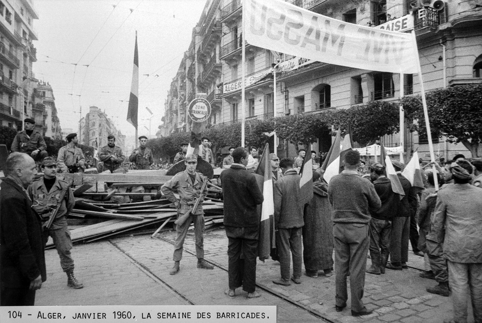 les partisans de l’Algérie française dressent des barricades à Alger, janvier 1960