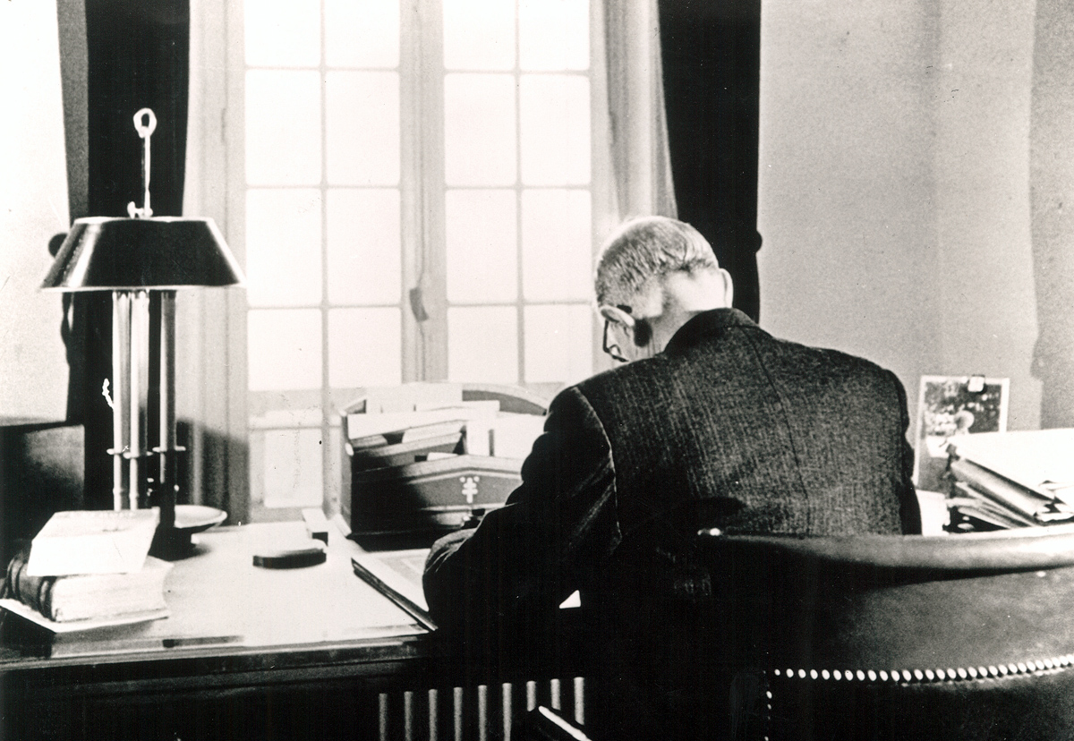 De Gaulle dans son bureau de La Boisserie, 1954