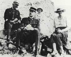 Le commandant de Gaulle et sa femme lors d'une excursion près de Beyrouth, Liban, 1929