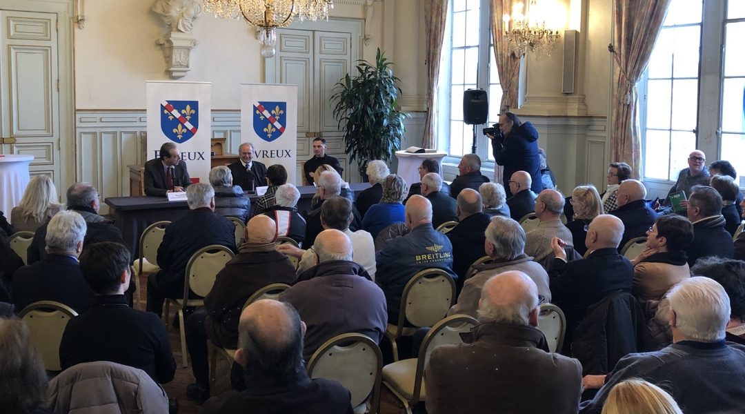 Conférence de presse à Evreux – Statue du général de Gaulle